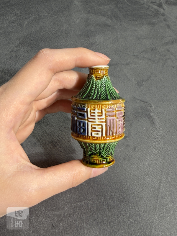 清中期素三彩凸花福寿纹鼻烟壶 - 图5